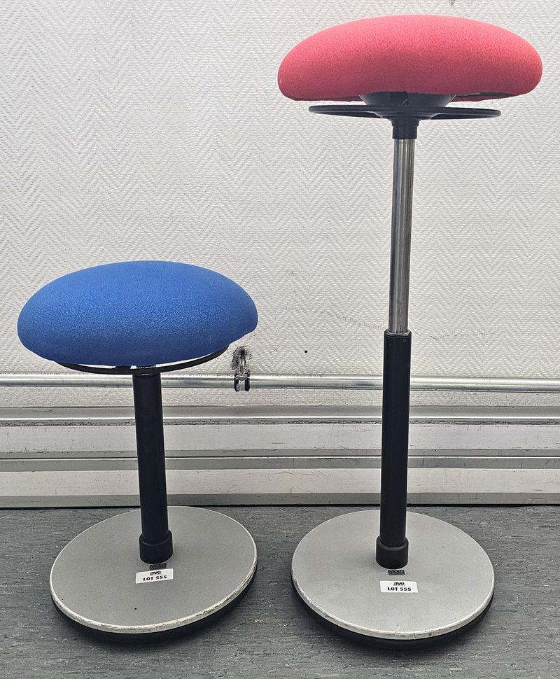 TABOURET ASSIS DEBOUT DE MARQUE MOIZI A HAUTEUR AJUSTABLE, ASSISE EN TISSU DE COULEUR BLEUE OU ROUGE REPOSANT SUR UN PIETEMENT BALANCIER EN ACIER LAQUE GRIS. HAUTEUR MIN : 58 CM, HAUTEUR MAX : 85 CM, 32 X 32 CM. 2 UNITES. VENDU A L'UNITE AVEC FACULTE DE REUNION. LOCALISATION -> BAT H : 2