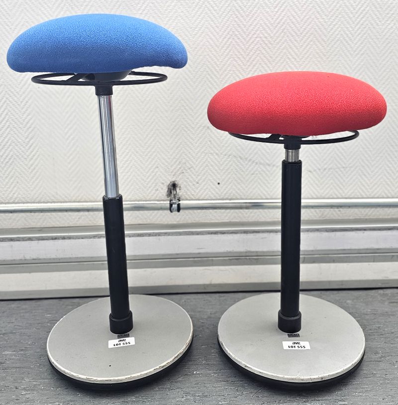 TABOURET ASSIS DEBOUT A HAUTEUR AJUSTABLE DE MARQUE MOIZI MODELE MOIZI 20 ASSISE EN TISSU DE COULEUR BLEUE OU ROUGE REPOSANT SUR UN PIETEMENT BALANCIER EN ACIER LAQUE GRIS. HAUTEUR MIN : 58 CM, HAUTEUR MAX : 85 CM, 32 X 32 CM. 2 UNITES. VENDU A L'UNITE AVEC FACULTE DE REUNION. LOCALISATION -> BAT H : 2