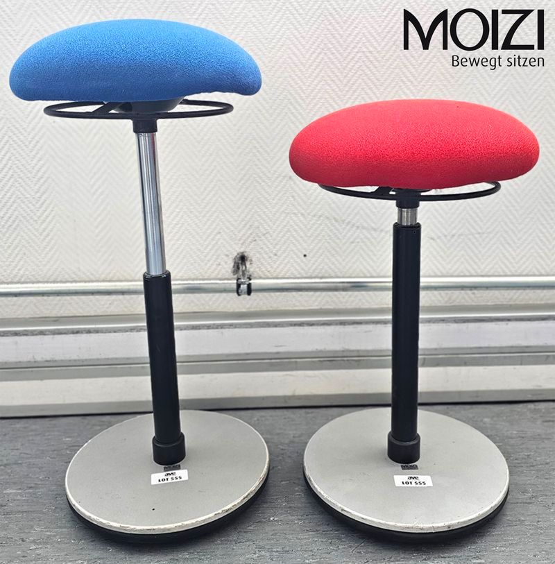 TABOURET ASSIS DEBOUT A HAUTEUR AJUSTABLE DE MARQUE MOIZI MODELE MOIZI 20 ASSISE EN TISSU DE COULEUR BLEUE OU ROUGE REPOSANT SUR UN PIETEMENT BALANCIER EN ACIER LAQUE GRIS. HAUTEUR MIN : 58 CM, HAUTEUR MAX : 85 CM, 32 X 32 CM. 2 UNITES. VENDU A L'UNITE AVEC FACULTE DE REUNION. LOCALISATION -> BAT H : 2