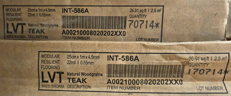 7.5 M² DE LINO COMPRENANT 3 CARTONS DE 10 LATTES DE LINO EFFET TECK DE MARQUE INTERFACE MODELE INT-586A. 25 X 100 X 0,45 CM. VENDU NEUF DANS LEUR EMBALLAGE D'ORIGINE. ON Y JOINT 9 LATTES. LOCALISATION -> BAT B : STOCK DELTA