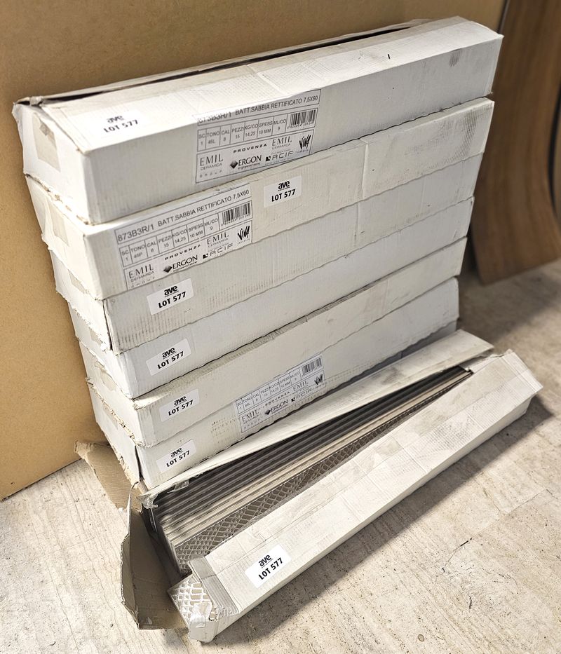 7 CARTONS DE 15 PLINTHES EN CARRELAGE DE COULEUR GRIS BEIGE DE MARQUE EMIL CERAMICA MODELE 873B3R/1. 60 X 7 X 1 CM. VENDU NEUF DANS LEUR EMBALLAGE D'ORIGINE. ON Y JOINT 11 PLINTHES. LOCALISATION -> BAT B : STOCK DELTA