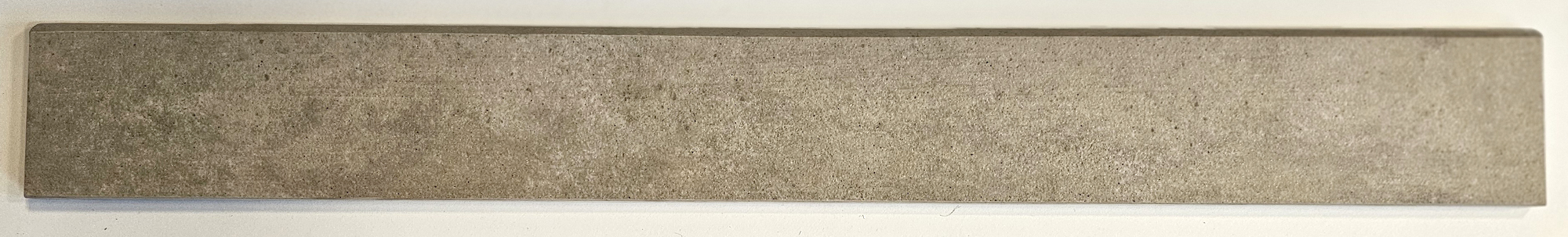 7 CARTONS DE 15 PLINTHES EN CARRELAGE DE COULEUR GRIS BEIGE DE MARQUE EMIL CERAMICA MODELE 873B3R/1. 60 X 7 X 1 CM. VENDU NEUF DANS LEUR EMBALLAGE D'ORIGINE. ON Y JOINT 11 PLINTHES. LOCALISATION -> BAT B : STOCK DELTA