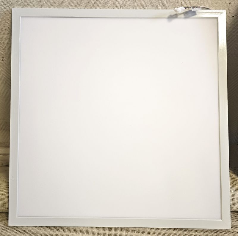 17 DALLES PLAFONNIER LED DE MARQUE V-TAC MODELE VT-6237. 60 X 60 CM. 3240 LM, WARM WIGHT 30 000 K. VENDU DANS LEUR EMBALLAGE D'ORIGINE. LOCALISATION -> BAT B : STOCK DELTA