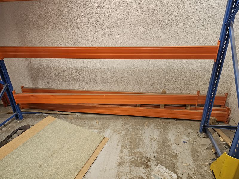 14 METRES LINEAIRES DE RACK A PALETTE EN ACIER LAQUE ORANGE ET BLEU CONSTITUE DE 5 BAIES SOIT 11 ECHELLES (HAUTEUR : 300 CM, LARGEUR 110), 32 TRAVERSES (LONGUEUR 277 OU 337 CM) ET 12 PAR CHOC. 300 X 1400 X 110 CM. LOCALISATION -> BAT H : RDC