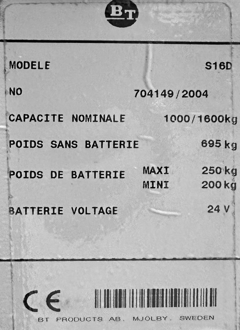 GERBEUR ELECTRIQUE 1600 KG DE MARQUE TOYOTA BT MODELE S16D. POIDS SANS BATTERIE : 695 KG. BATTERIE : 24 VOLTS. POIDS BATTERIE : 200/250 KG. LONGUEUR DE FOURCHES : 57 X 115 CM. HAUTEUR DE LEVEE : 2,1 M. LOCALISATION -> BAT H : RDC