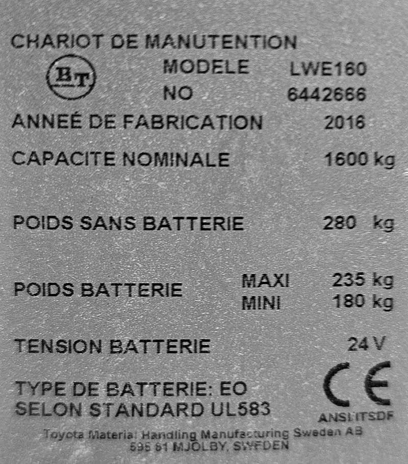 TRANSPALETTE ELECTRIQUE 1600 KG DE MARQUE TOYOTA BT MODELE S16D. POIDS SANS BATTERIE : 280 KG. BATTERIE : 24 VOLTS. POIDS BATTERIE : 235/180 KG. LONGUEUR DE FOURCHES : 57 X 115 CM. HAUTEUR DE LEVEE : 2,1 M. MESURE TOTALE : 129 X 72 X 170 CM. VENDU EN L'ETAT. LOCALISATION -> BAT H : RDC