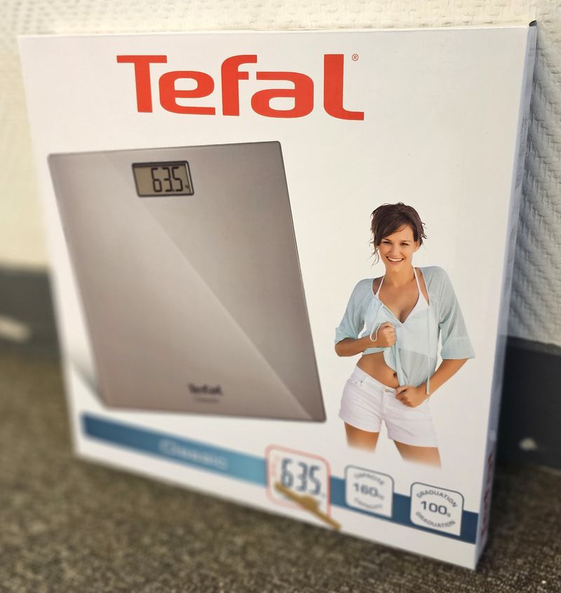 BALANCE A AFFICHAGE NUMERIQUE DE MARQUE TEFAL MODELE CLASSIC. MAX : 160 KG, D : 100 G. 30 X 30 CM. VENDU NEUF DANS SON EMBALLAGE D'ORIGINE. 25 UNITES. VENDU A L'UNITE AVEC FACULTE DE REUNION. LOCALISATION -> BAT B : STOCK DELTA 3