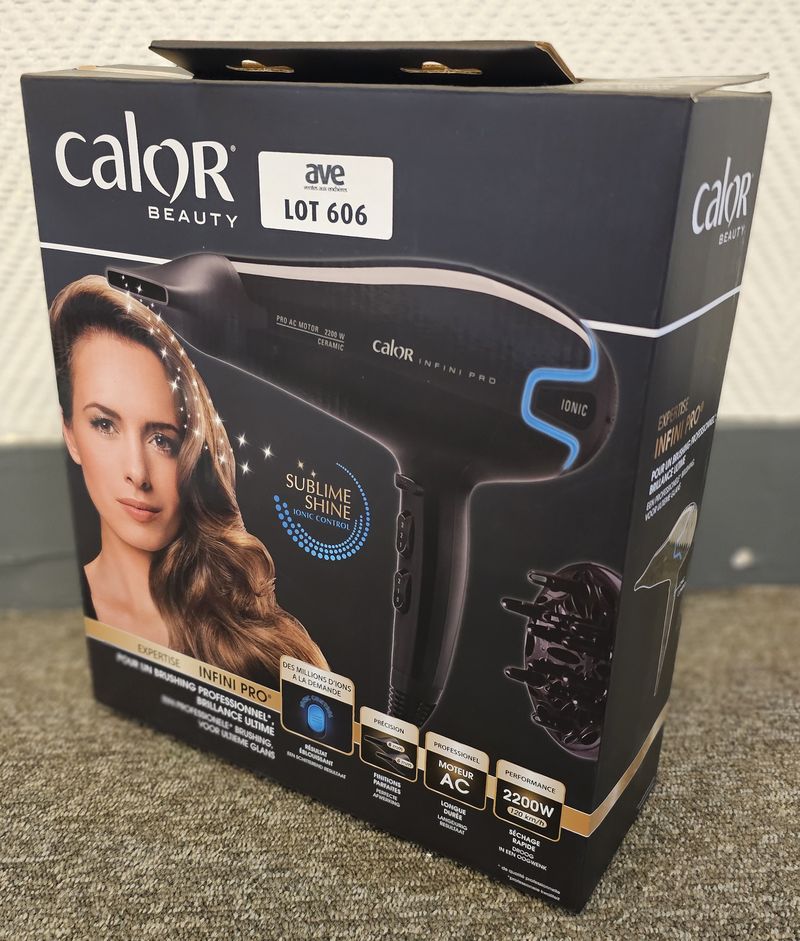 SECHE CHEVEUX DE MARQUE CALOR BEAUTY MODELE SUBLIME SHINE INFINI PRO CV8730. 2200 WATTS. VENDU AVEC 3 ACCESSOIRES. VENDU NEUF DANS SON EMBALLAGE D'ORIGINE. LOCALISATION -> BAT B : STOCK DELTA 3