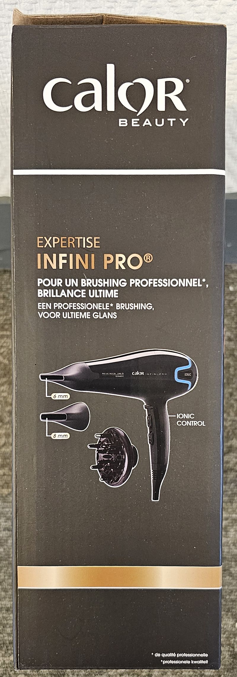 SECHE CHEVEUX DE MARQUE CALOR BEAUTY MODELE SUBLIME SHINE INFINI PRO CV8730. 2200 WATTS. VENDU AVEC 3 ACCESSOIRES. VENDU NEUF DANS SON EMBALLAGE D'ORIGINE. LOCALISATION -> BAT B : STOCK DELTA 3