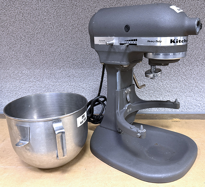 BATTEUR MIXEUR OU ROBOT PATISSIER MULTIFONCTION SUR SOCLE DE 4.8 LITRES A 315 WATTS DE MARQUE KITCHENAID MODELE 5KPM50 VENDU AVEC SA CUVE EN INOX ALIMENTAIRE. 220 VOLTS. 41 X 26 X 32 CM. LOCALISATION -> AVE - 2 BOULEVARD DU GENERAL DE GAULLE - 92500 RUEIL MALMAISON