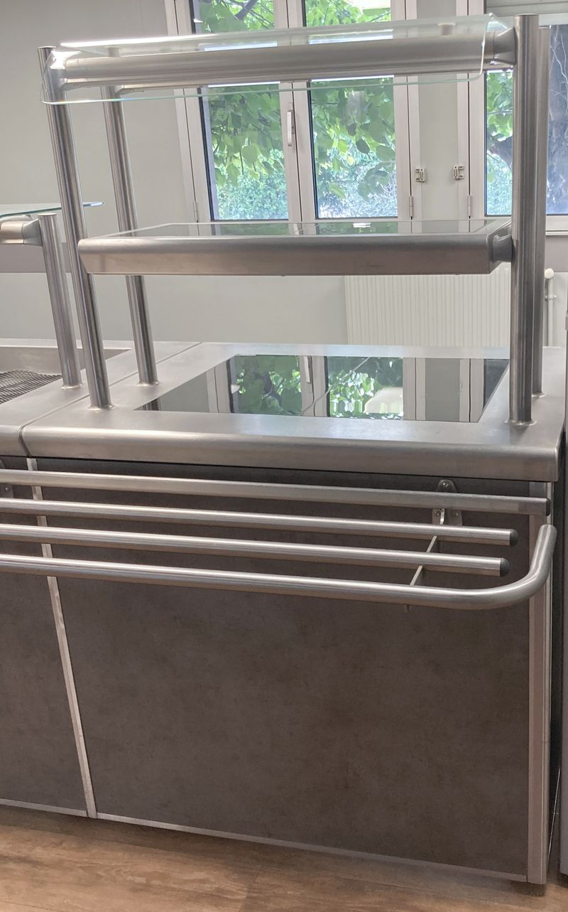 MEUBLE DE SERVICE DE MAINTIEN AU CHAUD A 2 NIVEAUX  EN INOX ALIMENTAIRE COMPRENANT 2 PLAQUES VITROCERAMIQUE DE MARQUE TOURNUS EQUIPEMENT. MANQUE VISIERE DE PROTECTION EN VERRE. 154 X 95 X 83 CM.  LOCALISATION -> AVE - 2 BOULEVARD DU GENERAL DE GAULLE - 92500 RUEIL MALMAISON