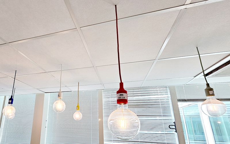 SUSPENSIONS LUMINEUSE DESIGN TAF ARCHITECTS MODELE SUSPENSION E27 EDITION MUUTO FIL ET CULOT EN SILICONE DE COULEUR ROUGE OU BLEU OU VERT D'EAU OU JAUNE OU NOIR OU BLANC. AMPOULE INDUSTRIELLE. HAUTEUR 78 CM OU 62 CM OU 74 CM. 32 UNITES. VENDU A L'UNITE AVEC FACULTE DE REUNION. LOCALISATION -> BAT A : 2, 1 NO; BAT FK : 1