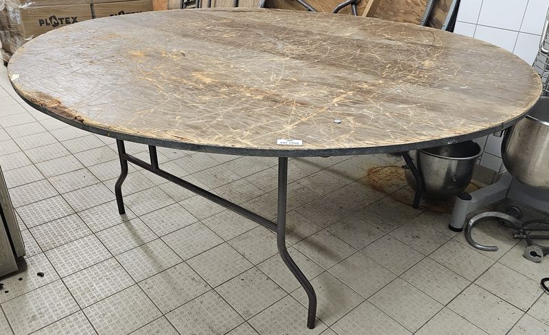 TABLE TRAITEUR PLIANTE PLATEAU ROND EN BOIS REPOSANT SUR UN PIETEMENT EN ACIER LAQUE MARRON. 183 X 77 CM. USURE. 9 UNITES. VENDU A L'UNITE AVEC FACULTE DE REUNION. LOCALISATION -> BAT FK