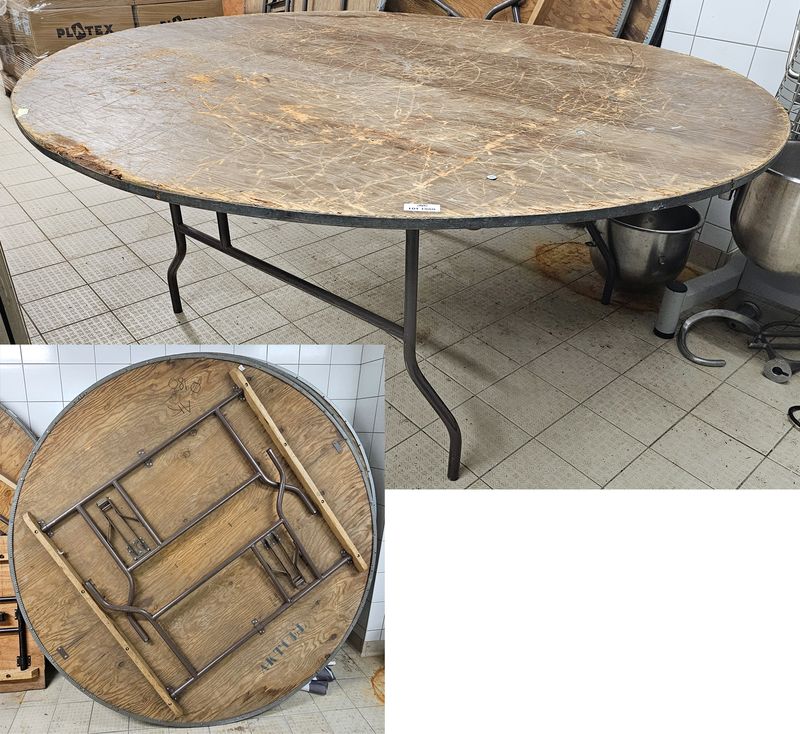 TABLE TRAITEUR PLIANTE PLATEAU ROND EN BOIS REPOSANT SUR UN PIETEMENT EN ACIER LAQUE MARRON. 183 X 77 CM. USURE. 9 UNITES. VENDU A L'UNITE AVEC FACULTE DE REUNION. LOCALISATION -> BAT FK