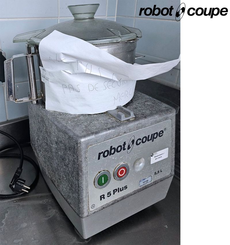 COUPE LEGUME DE MARQUE ROBOT COUPE MODELE R5 PLUS. VENDU AVEC SON BOL. 220 VOLTS. ACCIDENT. LOCALISATION -> BAT FK