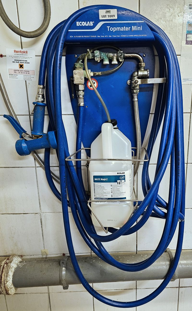 STATION DE LAVAGE DE MARQUE ECOLAB MODELE "TOPMATER MINI". VENDU AVEC TUYAU ALIMENTAIRE BLINDE (LONGUEUR : 10 METRES ENVIRON) ET PISTOLET ANTICHOC. 3 UNITES. VENDU A L'UNITE AVEC FACULTE DE REUNION. LOCALISATION -> BAT FK