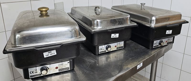 6 CHAFING DISH COMPRENANT : 3 CHAFING DISH ELECTRIQUE DE MARQUE SUNNEX MODELE ECO CATER ELECTRIC CHAFER BAC EN NYLON ALIMENTAIRE ET CLOCHE EN INOX ALIMENTAIRE ; 2 CHAFFING DISH DE MARQUE WMF INOX ALIMENTAIRE VENDU SANS CLOCHE ; 1 CHAFING DISH DE MARQUE HEPP INOX ALIMENTAIRE VENDU AVEC CLOCHE. ON Y JOINT UN CHEF & DISH DE MARQUE HEPP VENDU EN L'ETAT. LOCALISATION -> BAT FK