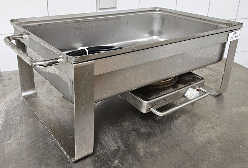 6 CHAFING DISH COMPRENANT : 3 CHAFING DISH ELECTRIQUE DE MARQUE SUNNEX MODELE ECO CATER ELECTRIC CHAFER BAC EN NYLON ALIMENTAIRE ET CLOCHE EN INOX ALIMENTAIRE ; 2 CHAFFING DISH DE MARQUE WMF INOX ALIMENTAIRE VENDU SANS CLOCHE ; 1 CHAFING DISH DE MARQUE HEPP INOX ALIMENTAIRE VENDU AVEC CLOCHE. ON Y JOINT UN CHEF & DISH DE MARQUE HEPP VENDU EN L'ETAT. LOCALISATION -> BAT FK