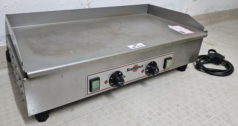 PLANCHA ELECTRIQUE A POSER A 2 FEUX DE MARQUE KRAMPOUZ. 220 VOLTS. 21 X 65 X 36 CM. LOCALISATION -> BAT FK