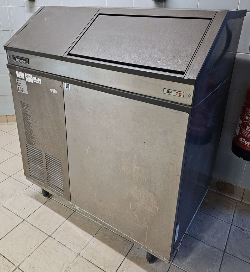 MACHINE A GLACONS DE MARQUE SCOTSMAN MODELE AF 20 EN INOX ET NYLON ALIMENTAIRE. GROUPE FROID INTEGRE. 113 X 87,5 X 63 CM. LOCALISATION -> BAT FK