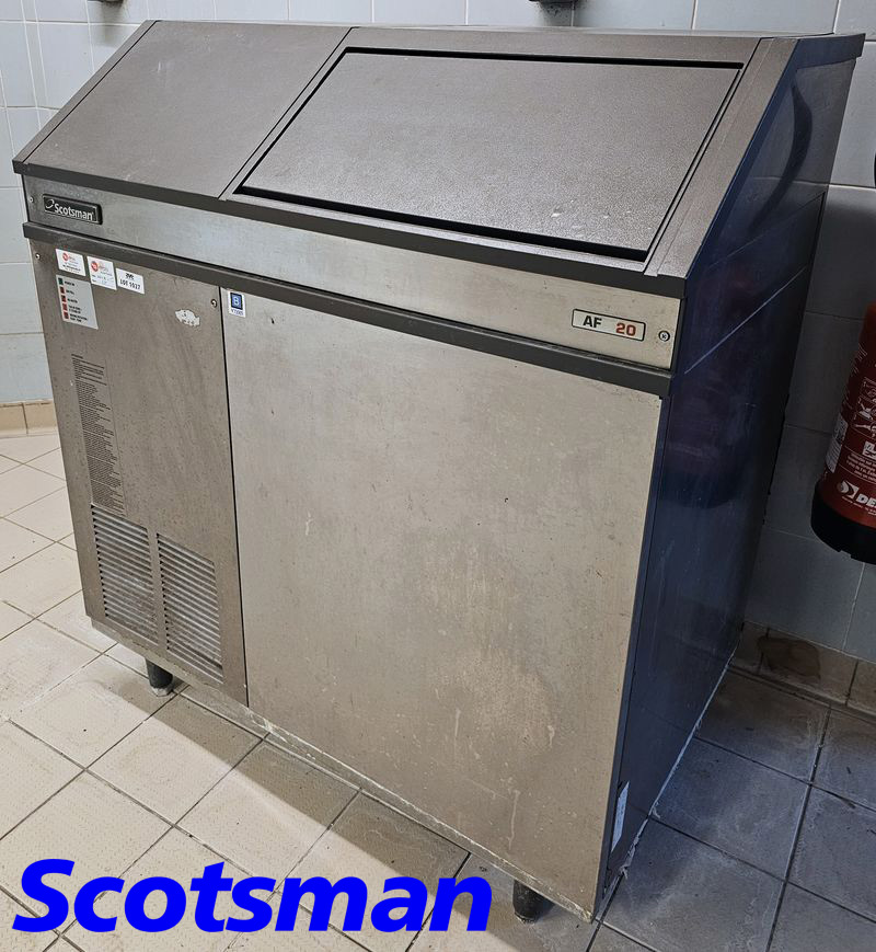 MACHINE A GLACONS DE MARQUE SCOTSMAN MODELE AF 20 EN INOX ET NYLON ALIMENTAIRE. GROUPE FROID INTEGRE. 113 X 87,5 X 63 CM. LOCALISATION -> BAT FK