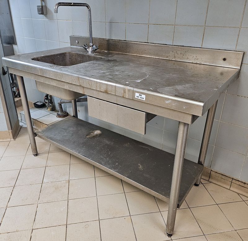 TABLE DE PREPARATION ADOSSEE ET ENTRETOISE EN INOX COMPRENANT 1 EVIER AVEC MITIGEUR ET 1 TIROIR DE BAC GASTRO EN CEINTURE. VENDU EN L'ETAT. 120 X 150 X 70 CM. LOCALISATION -> BAT FK