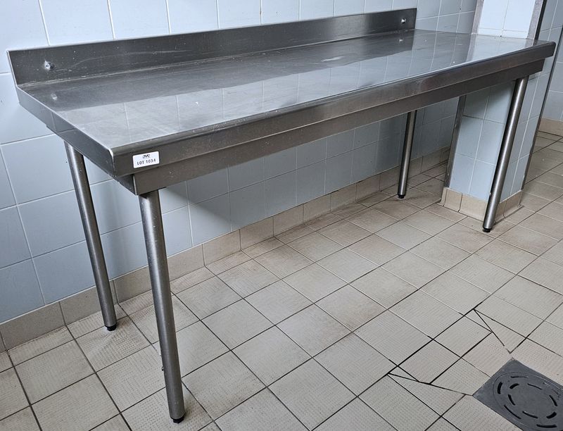 TABLE DE PREPARATION ADOSSEE REPOSANT SUR 4 PIEDS EN INOX ALIMENTAIRE. 99 X 190 X 70 CM. LOCALISATION -> BAT FK