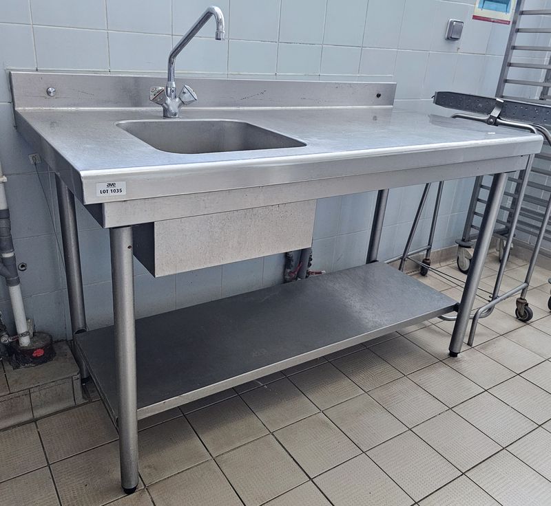 TABLE DE PREPARATION ADOSSEE ET ENTRETOISE EN INOX COMPRENANT 1 EVIER AVEC MITIGEUR ET 1 TIROIR DE BAC GASTRO EN CEINTURE. 120 X 150 X 70 CM. LOCALISATION -> BAT FK