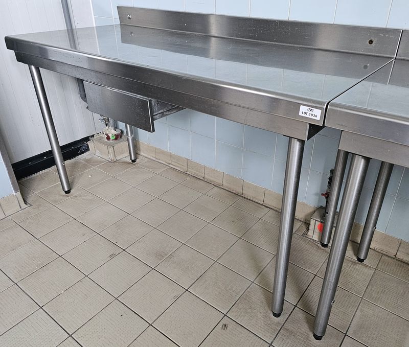 TABLE DE PREPARATION ADOSSEE REPOSANT SUR 4 PIEDS AVEC TIROIR A BAC GASTRO EN CEINTURE EN INOX ALIMENTAIRE. 98 X 160 X 70 CM. 2 UNITES. VENDU A L'UNITE AVEC FACULTE DE REUNION. LOCALISATION -> BAT FK