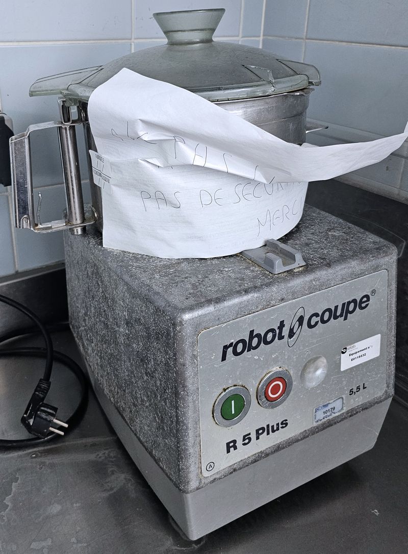 COUPE LEGUME DE MARQUE ROBOT COUPE MODELE CL 50. VENDU AVEC 7 COUTEAUX ET LEUR SUPPORT MURAL. 380 VOLTS. ON Y JOINT UN ROBOT COUPE MODELE R5+ POUR PIECES. LOCALISATION -> BAT FK