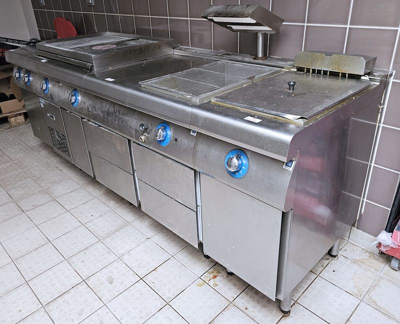 LIGNE DE CUISSON DE MARQUE BONNET COMPRENANT : 1 FRITEUSE MODELE B-B706.FR18.E4 A 1 BAC, 1 CHAUFFE FRITES MODELE B-D706.RFI, 1 GRILLADE RAINUREE A 2 FEUX MODEL B-D706.SL800.E4CRRN, 1 CUISEUR A PATES A 3 PANIERS ET 1 MEUBLE DE PREPARATION MODELE B-B706.CP400.E REPOSANT SUR UN MEUBLE REFRIGERE A 4 TIROIRS POUR BAC GASTRO. 110 X 240 X 78 CM. DEMONTAGE PAR L'ACHETEUR DANS LES REGLES DE L'ART. LOCALISATION -> BAT FK