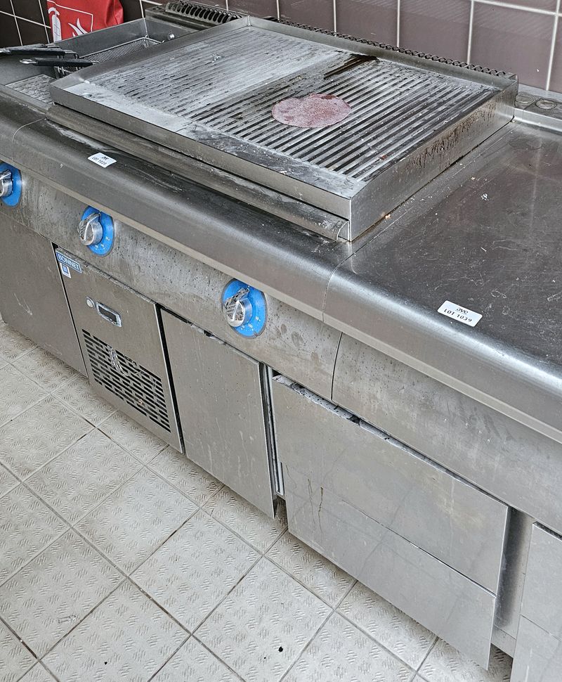 LIGNE DE CUISSON DE MARQUE BONNET COMPRENANT : 1 FRITEUSE MODELE B-B706.FR18.E4 A 1 BAC, 1 CHAUFFE FRITES MODELE B-D706.RFI, 1 PLANCHA RAINUREE A 2 FEUX MODEL B-D706.SL800.E4CRRN, 1 BAIN MARIE A 3 PANIERS ET 1 MEUBLE DE PREPARATION MODELE B-B706.CP400.E REPOSANT SUR UN MEUBLE REFRIGERE A 4 TIROIRS POUR BAC GASTRO. VENDU EN L'ETAT. 110 X 240 X 78 CM. DEMONTAGE PAR L'ACHETEUR DANS LES REGLES DE L'ART. LOCALISATION -> BAT FK