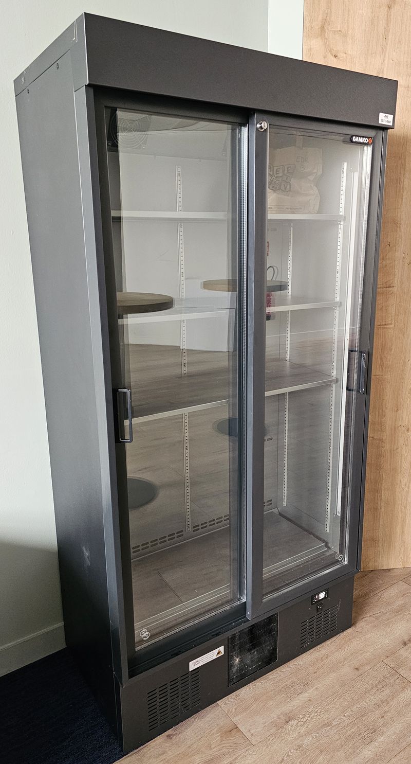 ARMOIRE REFRIGEREE POSITIVE EN INOX LAQUE NOIR OUVRANT PAR 2 PORTES COULISSANTES FERMANT A CLE SUR 5 NIVEAUX MODULABLES DE MARQUE GAMKO MODELE MG3/500SD. GROUPE FROID INTEGRE. 182 X 90 X 55 CM. LOCALISATION -> BAT FK