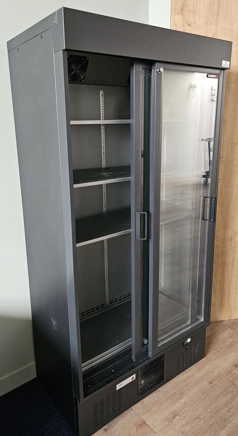 ARMOIRE REFRIGEREE POSITIVE EN INOX LAQUE NOIR OUVRANT PAR 2 PORTES COULISSANTES FERMANT A CLE SUR 5 NIVEAUX MODULABLES DE MARQUE GAMKO MODELE MG3/500SD. GROUPE FROID INTEGRE. 182 X 90 X 55 CM. LOCALISATION -> BAT FK