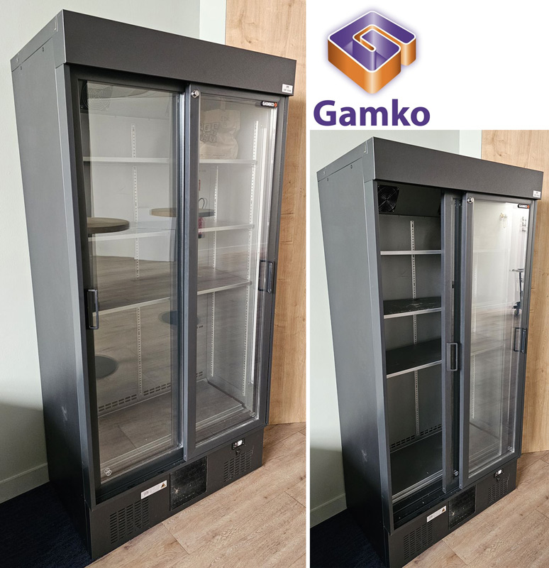 ARMOIRE REFRIGEREE POSITIVE EN INOX LAQUE NOIR OUVRANT PAR 2 PORTES COULISSANTES FERMANT A CLE SUR 5 NIVEAUX MODULABLES DE MARQUE GAMKO MODELE MG3/500SD. GROUPE FROID INTEGRE. 182 X 90 X 55 CM. LOCALISATION -> BAT FK