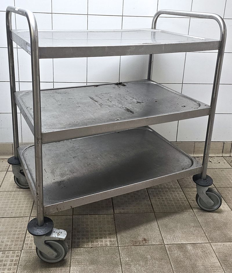 CHARIOT DE SERVICE SUR ROULETTES A 3 NIVEAUX EN INOX ALIMENTAIRE DE MARQUE TOURNUS EQUIPEMENT. 96 X 82 X 57 CM. 4 UNITES. VENDU A L'UNITE AVEC FACULTE DE REUNION. LOCALISATION -> BAT FK