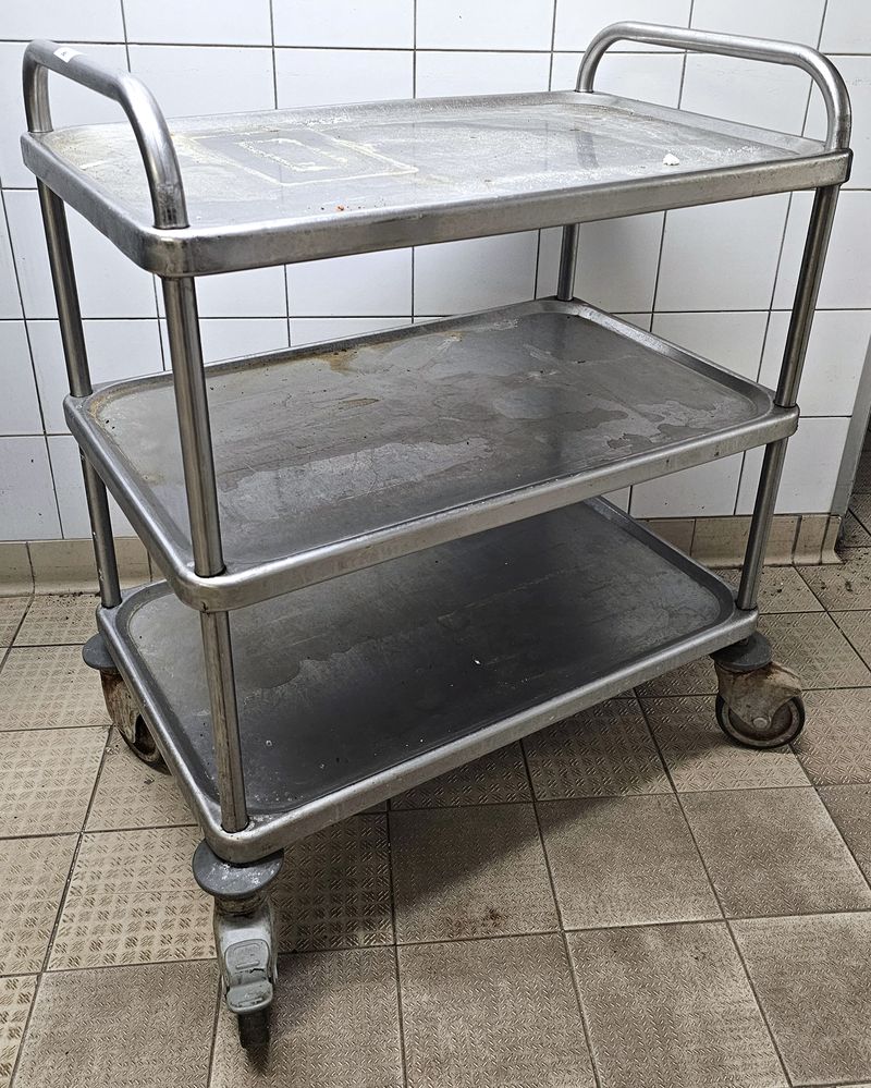 CHARIOT DE SERVICE SUR ROULETTES A 3 NIVEAUX EN INOX ALIMENTAIRE. 96 X 80 X 50 CM. VENDU E L'ETAT. 3 UNITES. VENDU A L'UNITE AVEC FACULTE DE REUNION. LOCALISATION -> BAT FK