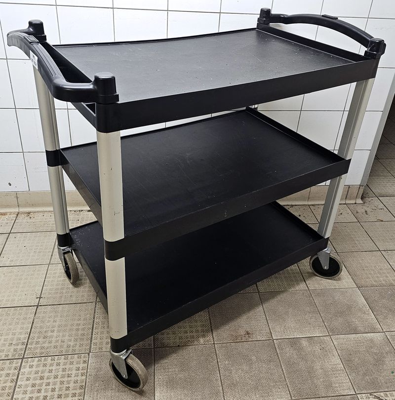 CHARIOT DE SERVICE SUR ROULETTES A 3 NIVEAUX EN NYLON ALIMENTAIRE ET ALUMINIUM DE MARQUE CAMBRO. 95 X 100 X 54 CM. LOCALISATION -> BAT FK