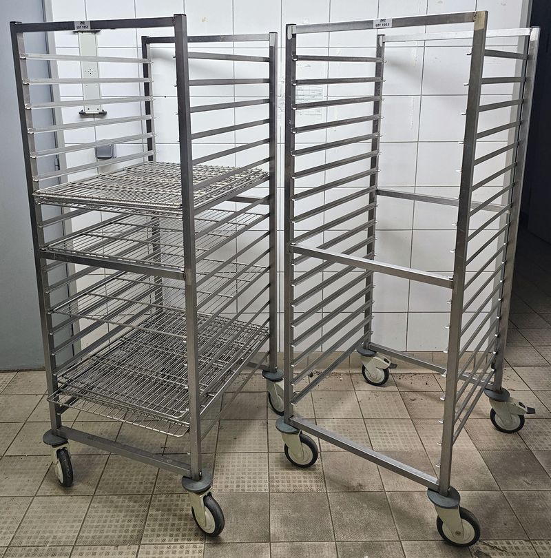 2 CHARIOTS ECHELLE A GRILLES A 16 NIVEAUX EN INOX DE MARQUE BONNE. 155 X 59 X 69 CM. LOCALISATION -> BAT FK