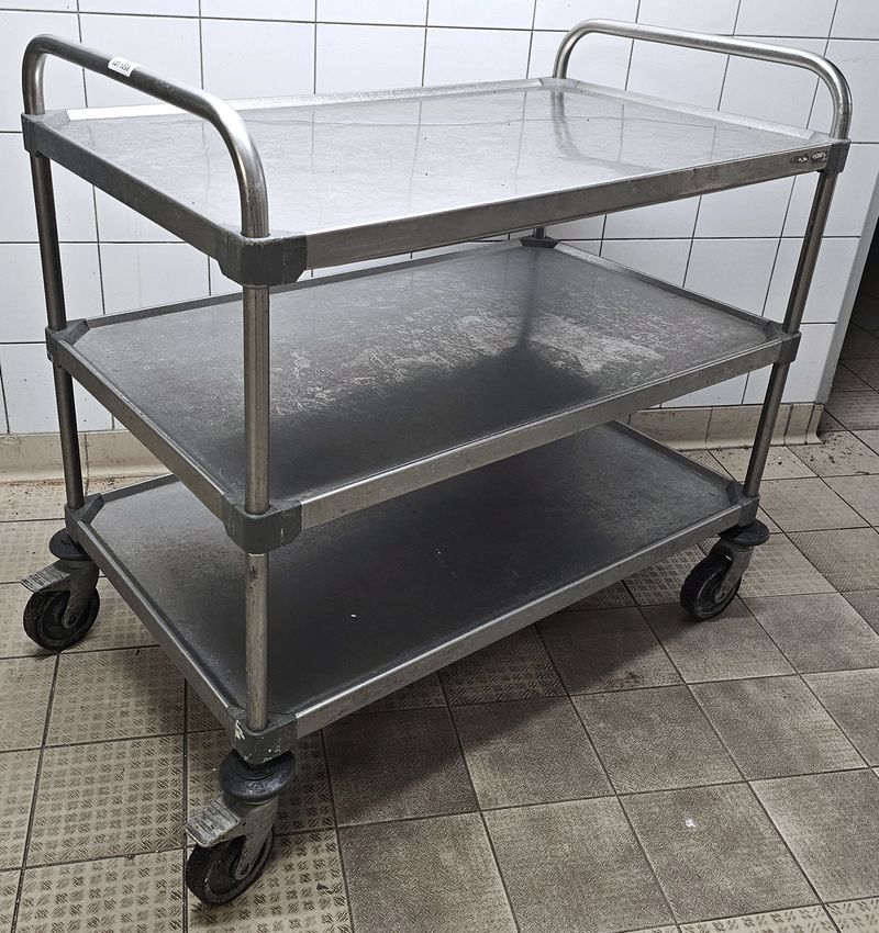 CHARIOT DE SERVICE SUR ROULETTES A 3 NIVEAUX EN INOX ALIMENTAIRE DE MARQUE TOURNUS EQUIPEMENT. 95 X 98,5 X 60 CM. LOCALISATION -> BAT FK