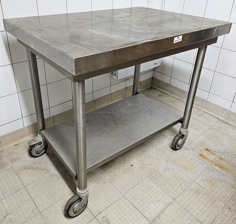 TABLE DE PREPARATION SUR ROULETTES AVEC ENTRETOISE EN INOX ALIMENTAIRE. USURE. 88 X 100 X 70 CM. LOCALISATION -> BAT FK