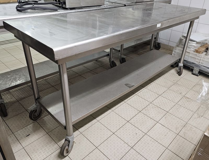 TABLE DE PREPARATION SUR ROULETTES AVEC ENTRETOISE EN INOX ALIMENTAIRE. 88 X 200 X 70 CM. LOCALISATION -> BAT FK