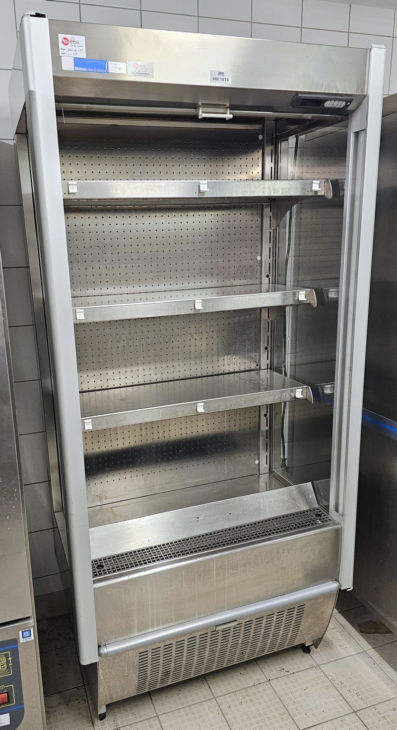 VITRINE DE PRESENTATION REFRIGEREE A 3 ETAGERES, RETROECLAIREE, FERMANT PAR UN RIDEAU DEROULANT DE MARQUE JORDAO COOLING SYSTEMS. 220 VOLTS. 192 X 90 X 60 CM. LOCALISATION -> BAT FK