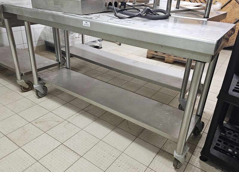 TABLE DE PREPARATION SUR ROULETTES ET ENTRETOISE EN INOX ALIMENTAIRE. USURE. 88 X 160 X 60 CM. LOCALISATION -> BAT FK