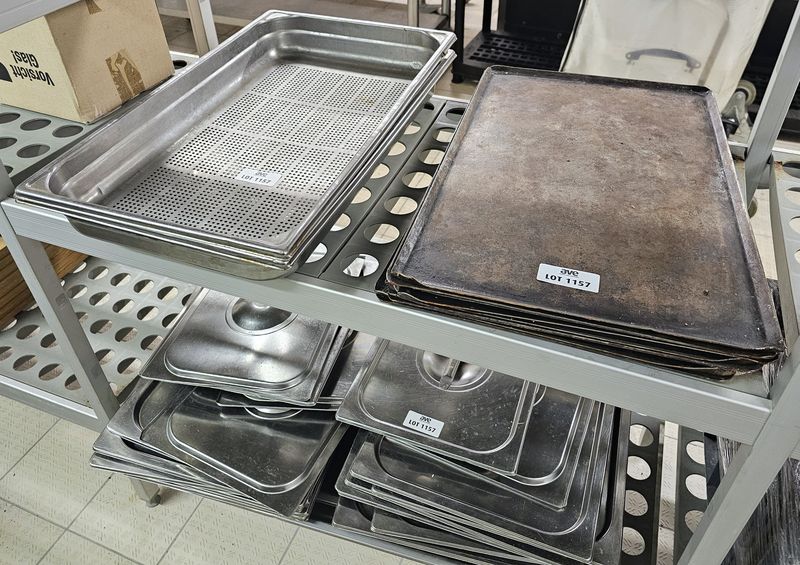 29 MATERIELS DE CUISINE EN INOX COMPRENANT 2 BACS GASTRO EGOUTOIR (6 X 53 X 32 CM), 9 PLAQUES DE CUISSON (53 X 32,5 CM) ET 18 COUVERCLES DE BAC GASTRO (32,5 X 26,5 CM, 52 X 32 CM, 69 X 57 CM). LOCALISATION -> BAT FK