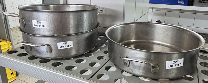 7 USTENSILS DE CUISSON DONT : 4 CASSEROLES (DE 23 A 26 CM DE DIAMETRE), 3 MARMITES (34 CM DE DIAMETRE) ET 1 FAIT-TOUT (34 CM DE DIAMETRE ET 33 CM DE PROFONDEUR) DIVERSES MARQUES, DIVERSES TAILLES EN INOX ALIMENTAIRE. LOCALISATION -> BAT FK