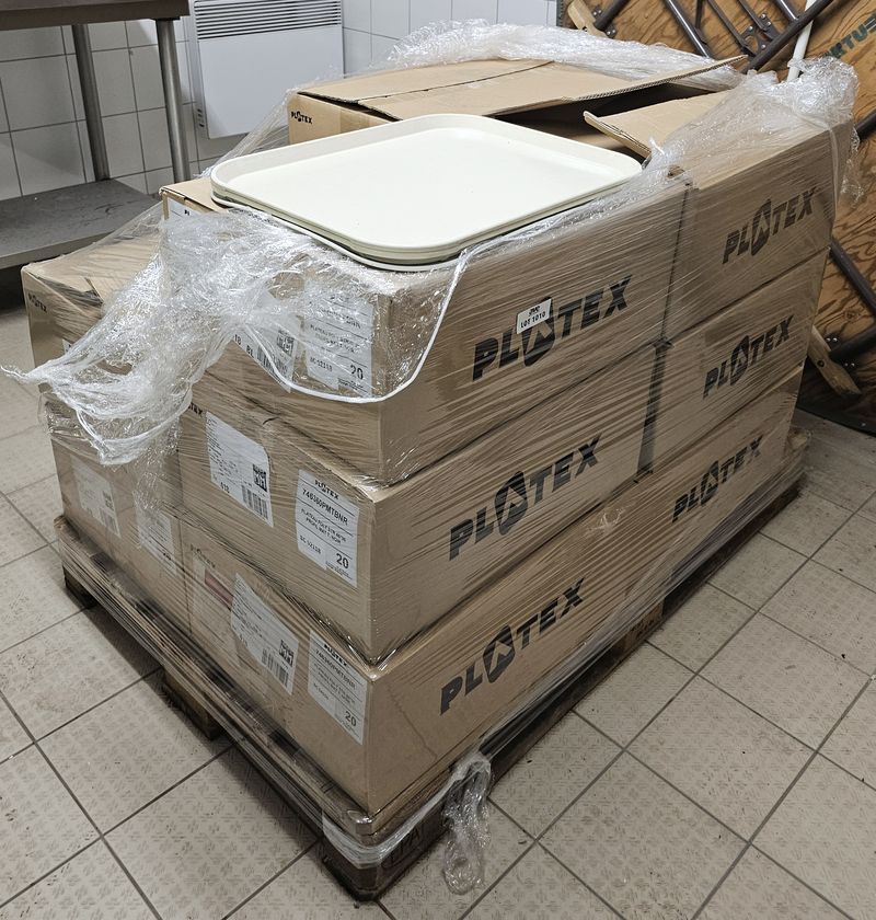 200 (APPROX) PLATEAUX DE SERVICE EN RESINE DE COULEUR BEIGE DE MARQUE PLATEX MODELE POLY-STR. VENDU NEUF DANS LEUR EMBALLAGE D'ORIGINE. DIMENSION PLATEAU : 45,5 X 35,5 CM. LOCALISATION -> BAT FK