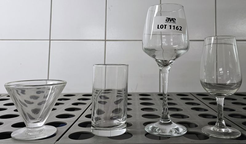 350 APPROX VERRES A VIN VERRES A EAU ET VERRINES. DIVERS MARQUES ET DIVERS MODELES. LOCALISATION -> BAT FK