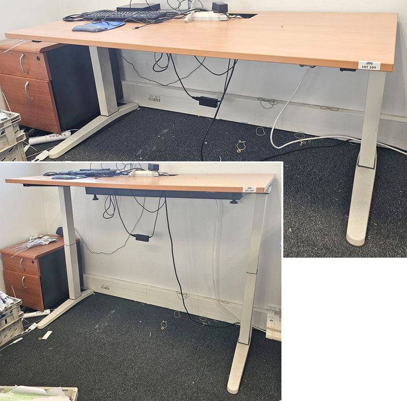 BUREAU ELECTRIQUE A HAUTEUR AJUSTABLE PLATEAU EN BOIS STRATIFIE IMITATION CHENE REPOSANT SUR DEUX PIEDS EN ACIER LAQUE BLANC. HAUTEUR MAX : 118 CM, HAUTEUR MIN : 68 CM, 160 X 80 CM. LOCALISATION -> BAT B : COURRIER