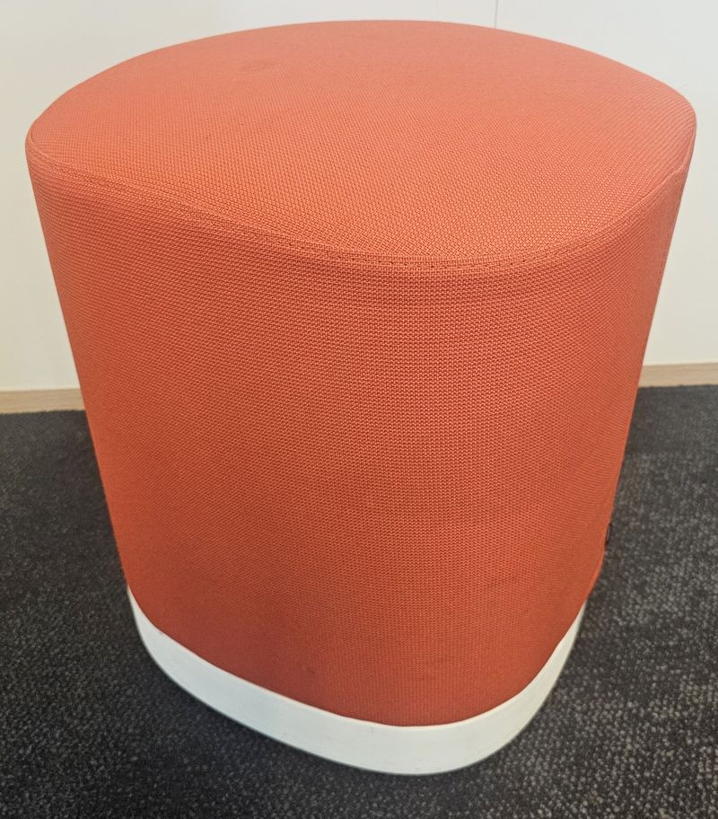 POUF SUR ROULETTES DESIGN ESTUDI MANEL MOLINA MODELE PUCK EDITIONS ENEA ASSISE EN TISSU DE COULEUR MANDARINE REPOSANT SUR UNE STRUCTURE EN ALUMINIUM LAQUE BLANC SUR 4 ROULETTES. TACHE. 45 X 39 X 39 CM. LOCALISATION -> BAT FK : 1